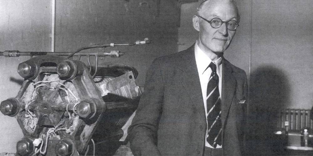 Blue plaque unveiled to honour engineer who developed revolutionary hydrogen fuel cell at Marshall